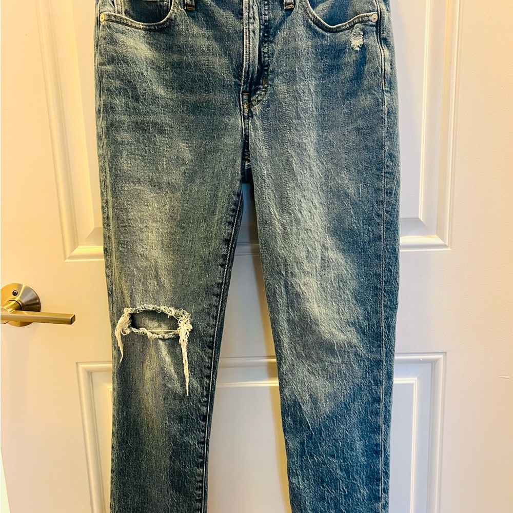 Madewell Women's Straight Leg Jeans - Distressed Blue. Mid rise, size 27.